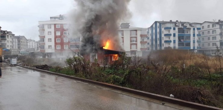 Ordu’da tek katlı bina alevlere teslim oldu