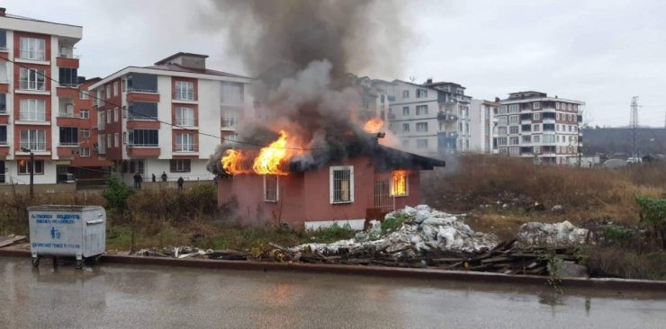 Ordu’da tek katlı bina alevlere teslim oldu