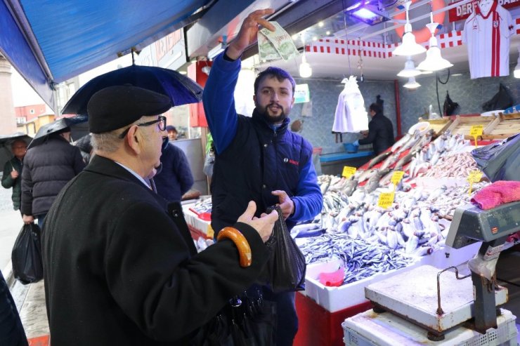 Maaşını alan emekliler balıkçılara koştu