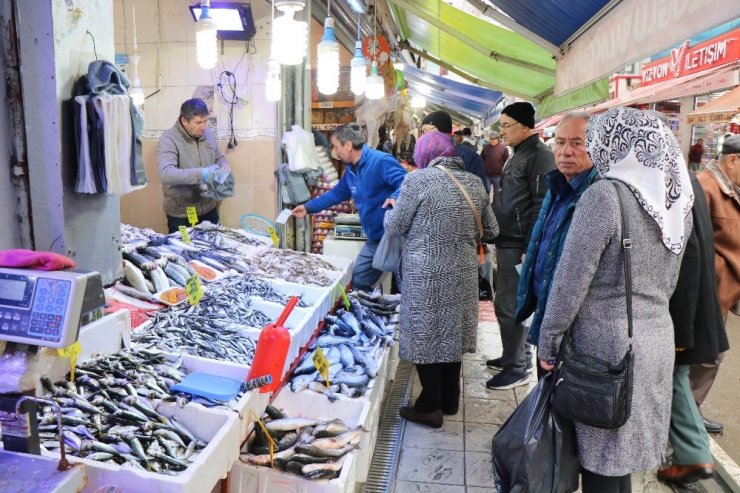 Maaşını alan emekliler balıkçılara koştu