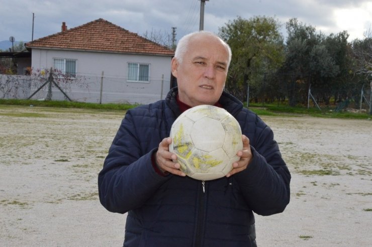 Sancaklıbozköylü çocuklar futbol sahasının yenilenmesini istiyor
