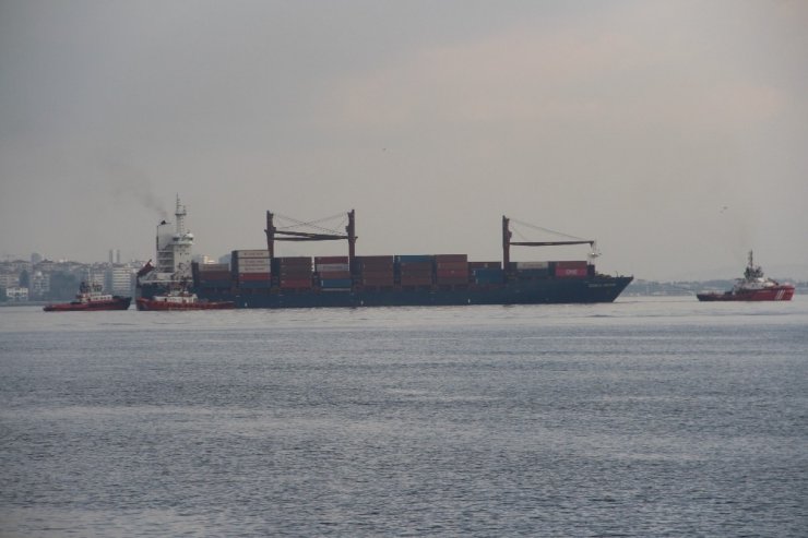 Kıyıya çarpan gemi römorkörler eşliğinde Yenikapı sahile getirildi