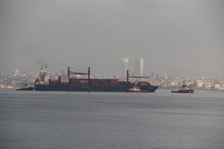 Kıyıya çarpan gemi römorkörler eşliğinde Yenikapı sahile getirildi