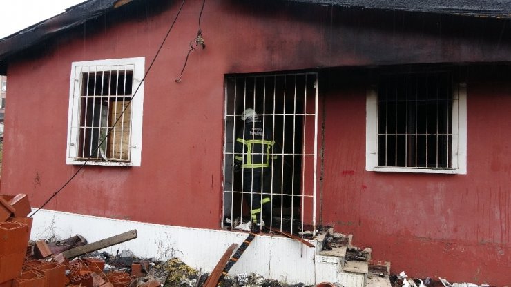 Ordu’da tek katlı bina alevlere teslim oldu