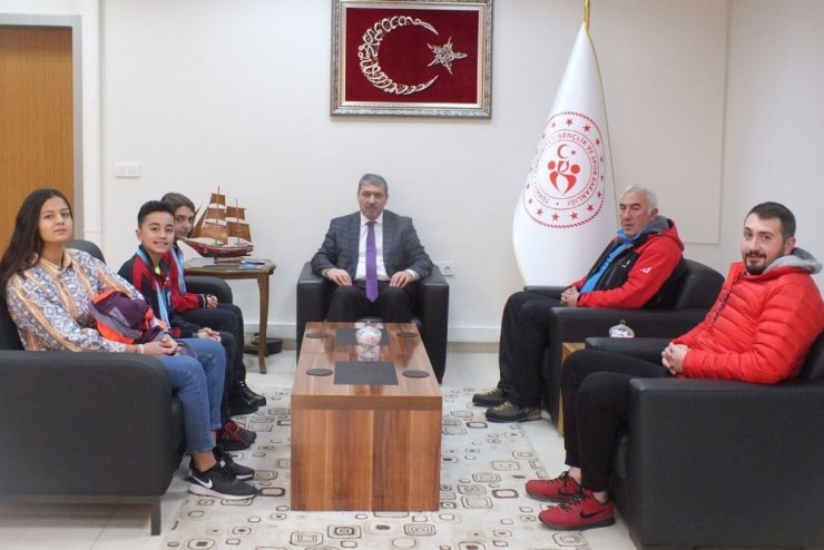 Başarılı sporculara, spor malzemesi hediye etti