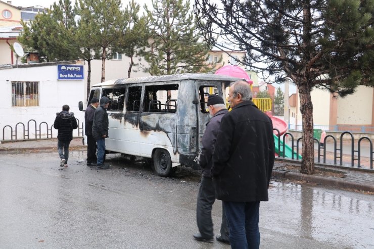 Park halindeki minibüs alev alev yandı