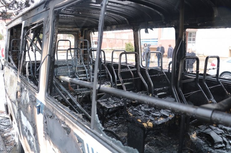 Park halindeki minibüs alev alev yandı