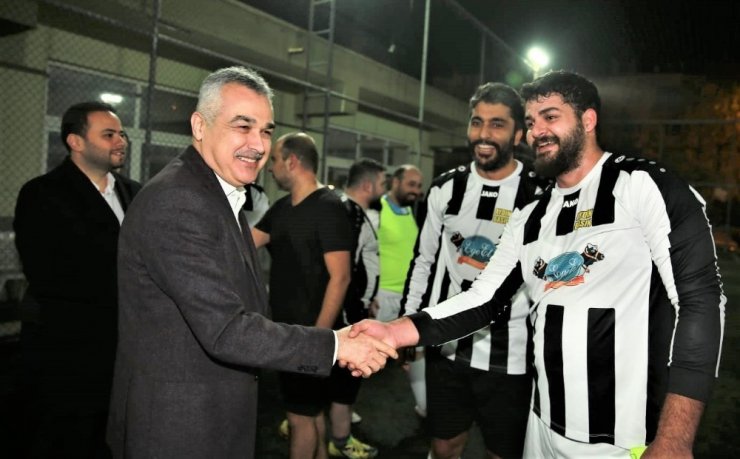 AK Partili Mustafa Savaş’tan gazetecilere baklava dopingi