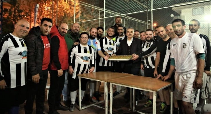 AK Partili Mustafa Savaş’tan gazetecilere baklava dopingi