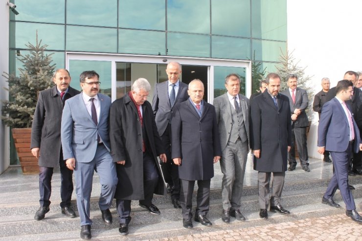 Bakan Turhan: “Bizi içimizden bölmek, ayrıştırmak isteyen güçlerin oyunlarına düşmeyelim”