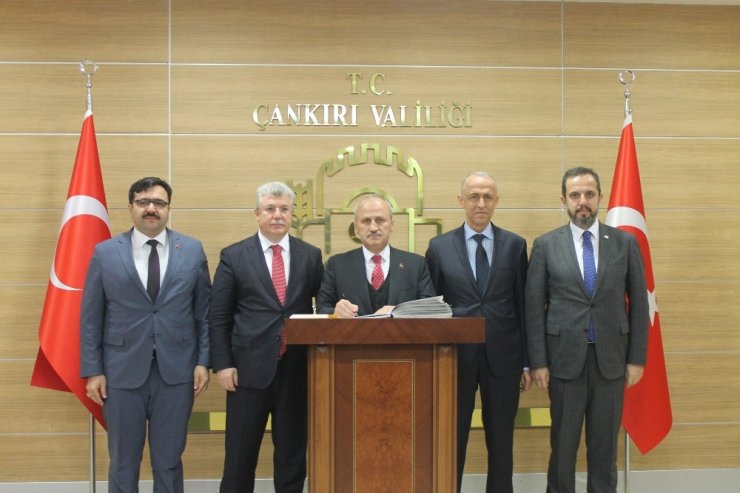 Bakan Turhan: “Bizi içimizden bölmek, ayrıştırmak isteyen güçlerin oyunlarına düşmeyelim”