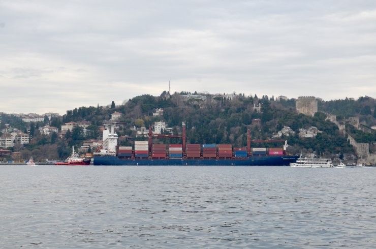 İstanbul Boğazı'nda karaya oturan yük gemisi kurtarıldı