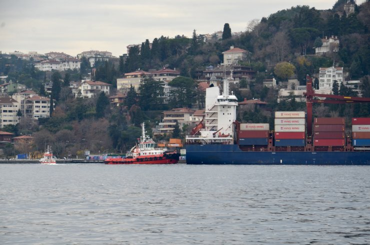 İstanbul Boğazı'nda karaya oturan yük gemisi kurtarıldı