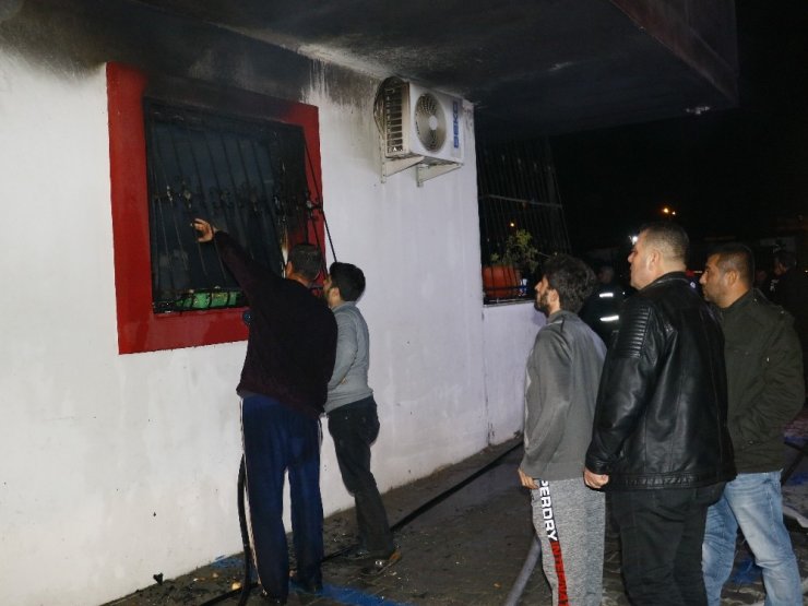 Adana’da yangında mahsur kalan 11 kişi kurtarıldı