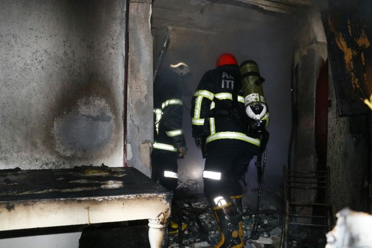 Adana’da yangında mahsur kalan 11 kişi kurtarıldı