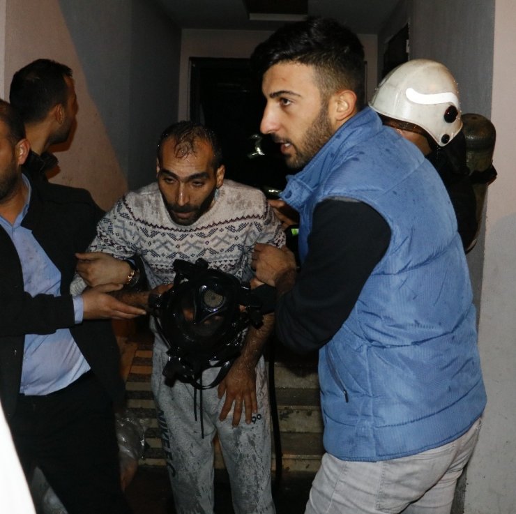 Adana’da yangında mahsur kalan 11 kişi kurtarıldı