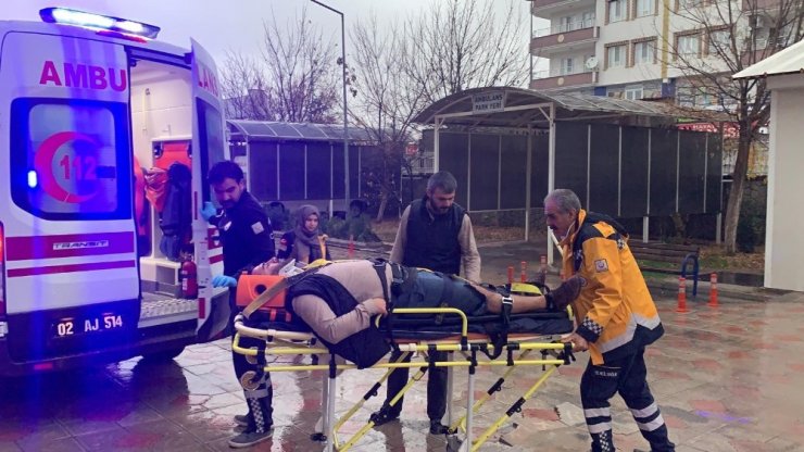 Otomobil ile motosiklet çarpıştı: 2 Yaralı
