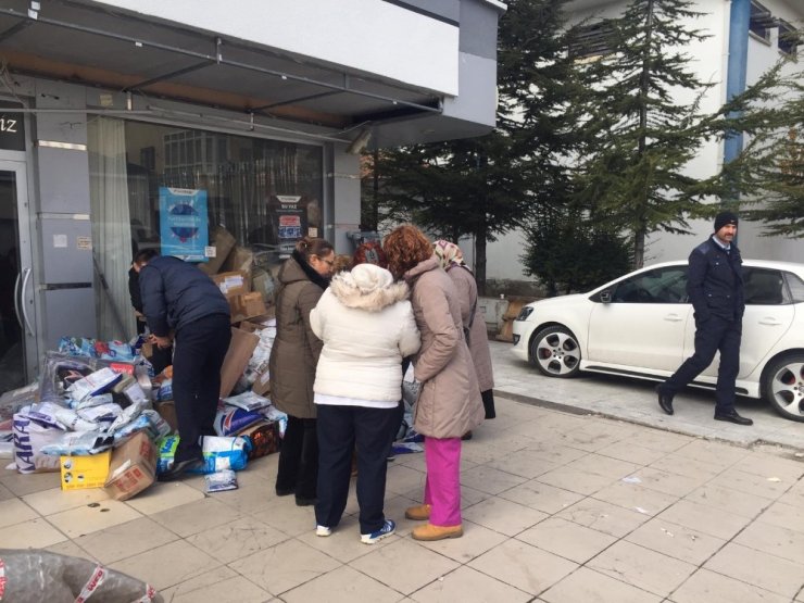 Günlerdir kargolarını alamayan vatandaşlar, kargo şirketine tepki gösterdi