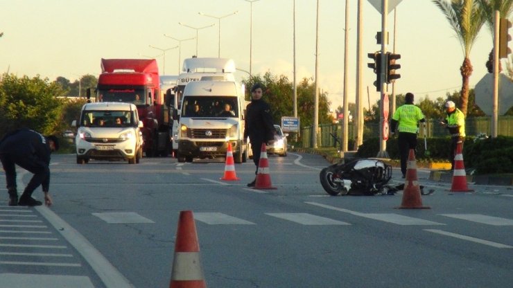 Kasksız motosiklet sürücüsünün kırmızı ışık ihlali ölümle sonuçlandı
