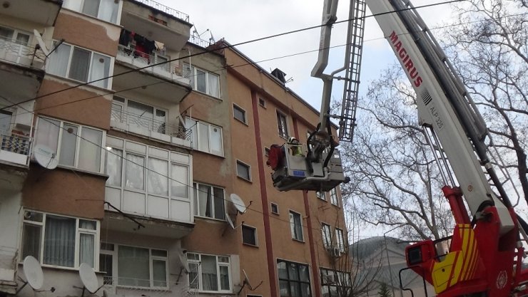 İnegöl’de ilginç kedi kurtarma operasyonu