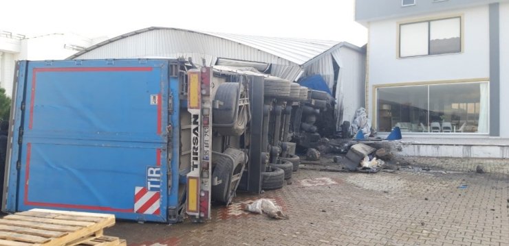 Bira yüklü tır mobilya mağazasına girdi, o anlar güvenlik kamerasına yansıdı