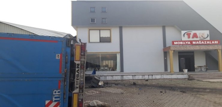 Bira yüklü tır mobilya mağazasına girdi, o anlar güvenlik kamerasına yansıdı
