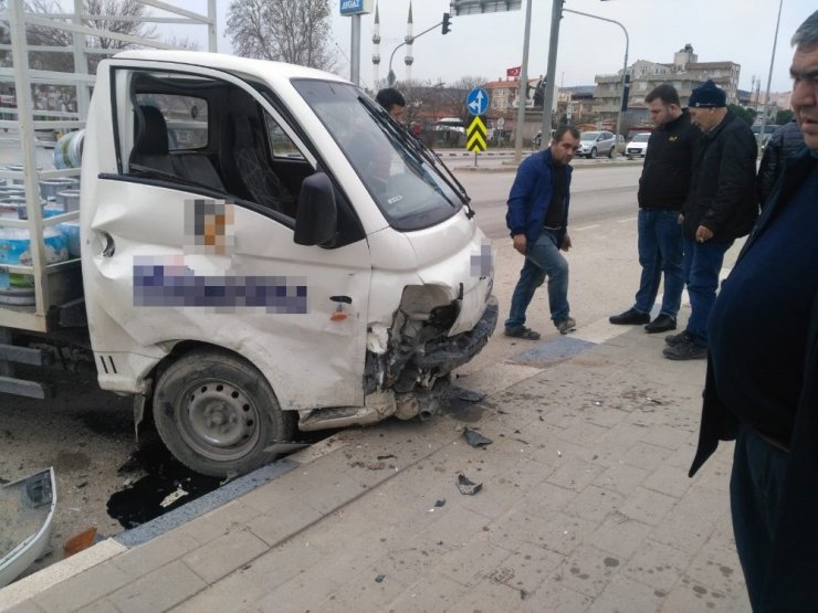 Tüp dolu kamyonetle otomobil çarpıştı faciadan dönüldü