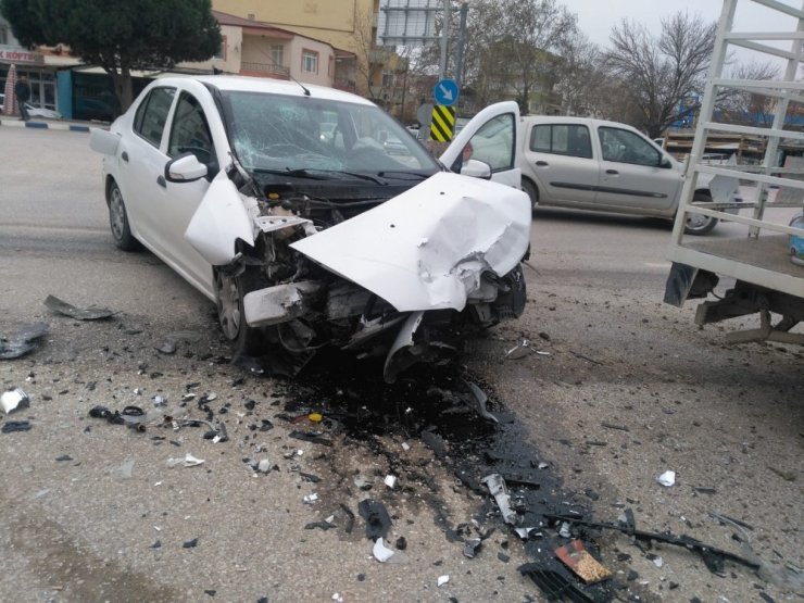 Tüp dolu kamyonetle otomobil çarpıştı faciadan dönüldü