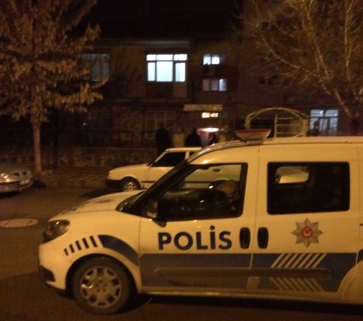 Elazığ’da bir kişi babasını ve komşularını bıçakladı