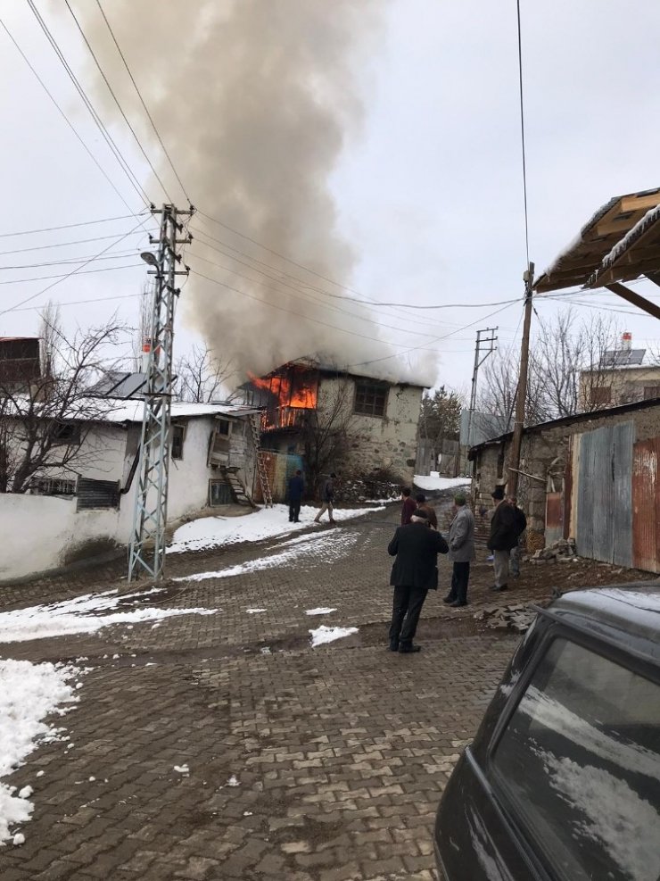 İtfaiye ekipleri yangında mahsur kalan yaşlı çifti kurtardı