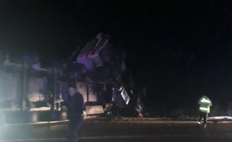 Nurdağı’nda 5 dakika arayla 2 tır devrildi: 2 yaralı