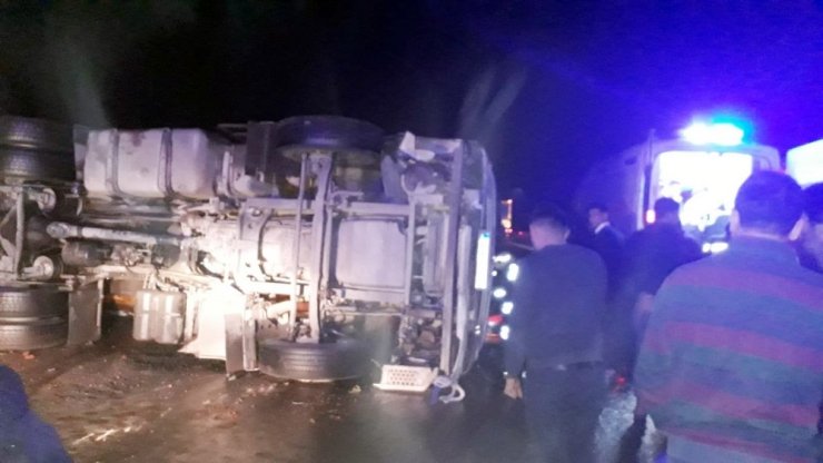 Nurdağı’nda 5 dakika arayla 2 tır devrildi: 2 yaralı