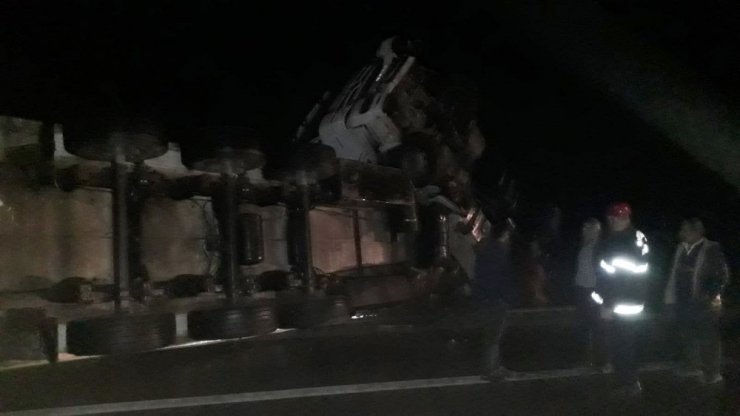 Nurdağı’nda 5 dakika arayla 2 tır devrildi: 2 yaralı