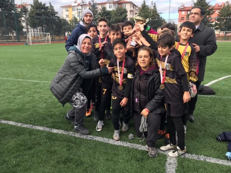 Isparta Halıkent Ortaokullu minikler futbolda şampiyon oldu