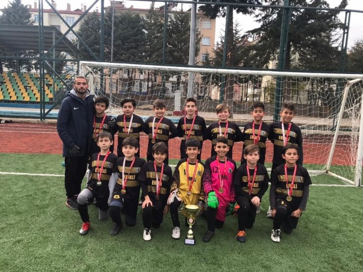 Isparta Halıkent Ortaokullu minikler futbolda şampiyon oldu