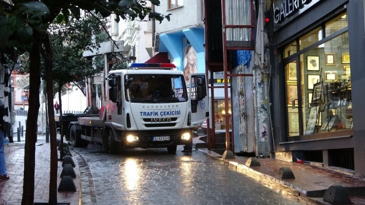 Beyoğlu’nda “Hanuka ve Noel Bayramı” kutlamaları için bazı yollar trafiğe kapatıldı