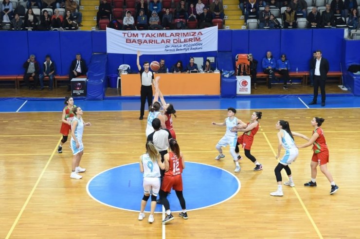 Tarsus’un perileri, Başkan Bozdoğan için pankart açtı
