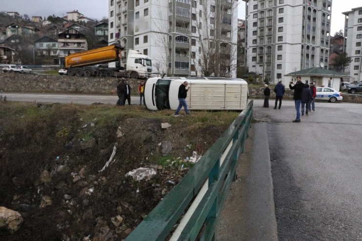 Minibüs ırmağa uçmaktan son anda kurtuldu