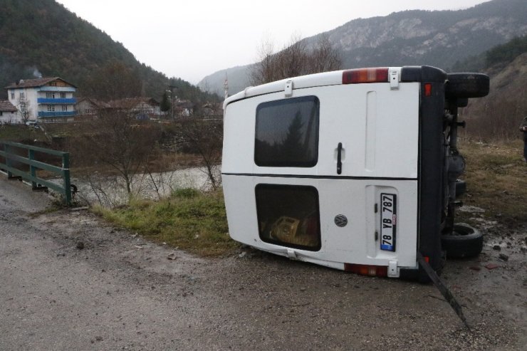 Minibüs ırmağa uçmaktan son anda kurtuldu