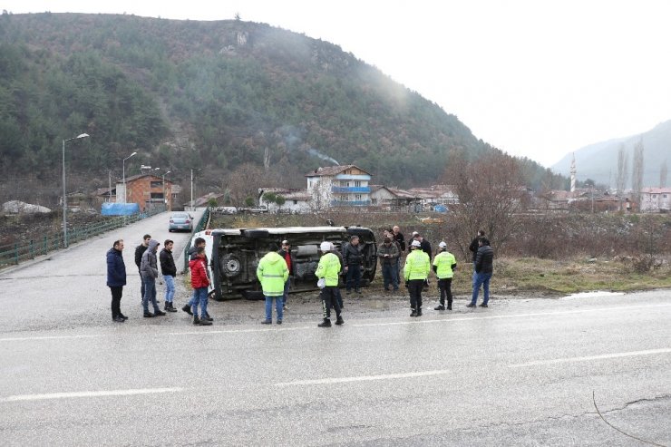 Minibüs ırmağa uçmaktan son anda kurtuldu