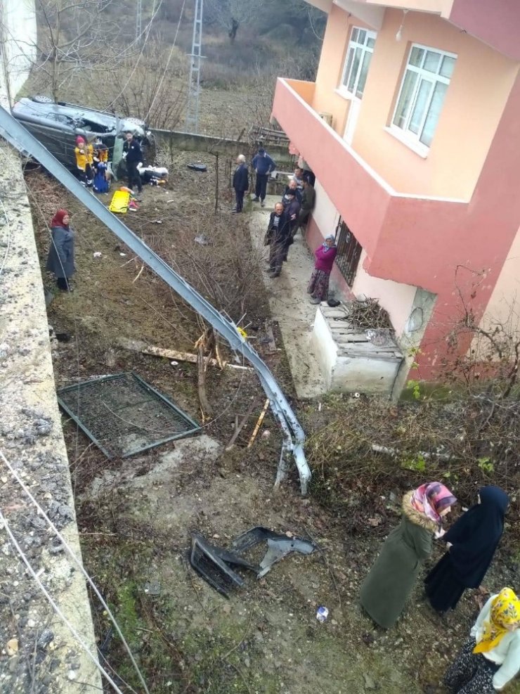 Yoldan çıkan otomobil evin bahçesine uçtu: 1 ölü, 2 yaralı