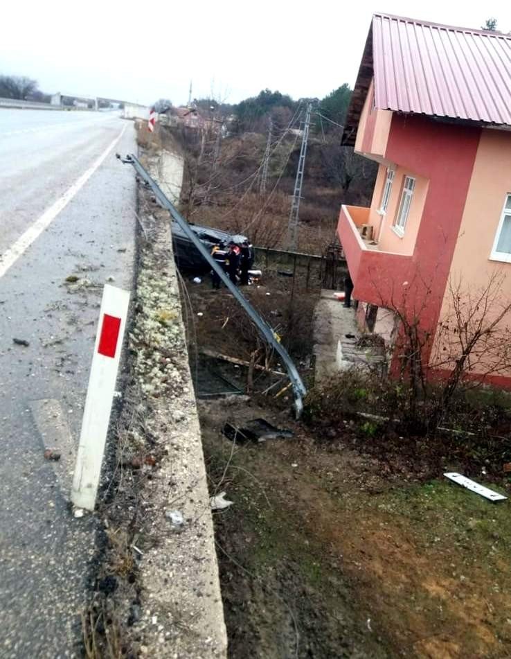 Yoldan çıkan otomobil evin bahçesine uçtu: 1 ölü, 2 yaralı