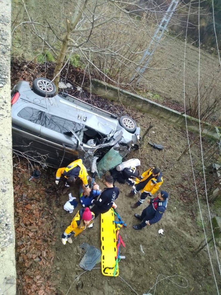 Yoldan çıkan otomobil evin bahçesine uçtu: 1 ölü, 2 yaralı