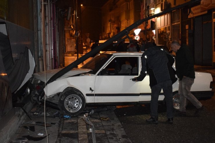 Malatya’da alkollü sürücü işyerine daldı