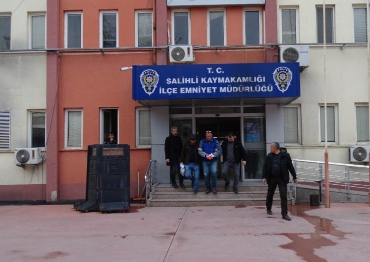 Şaşkın hırsızlar çaldıkları kasayı düşürüp kaçtı