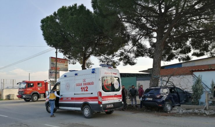 Manisa’da otomobil bekçi kulübesine çarptı: 3 yaralı