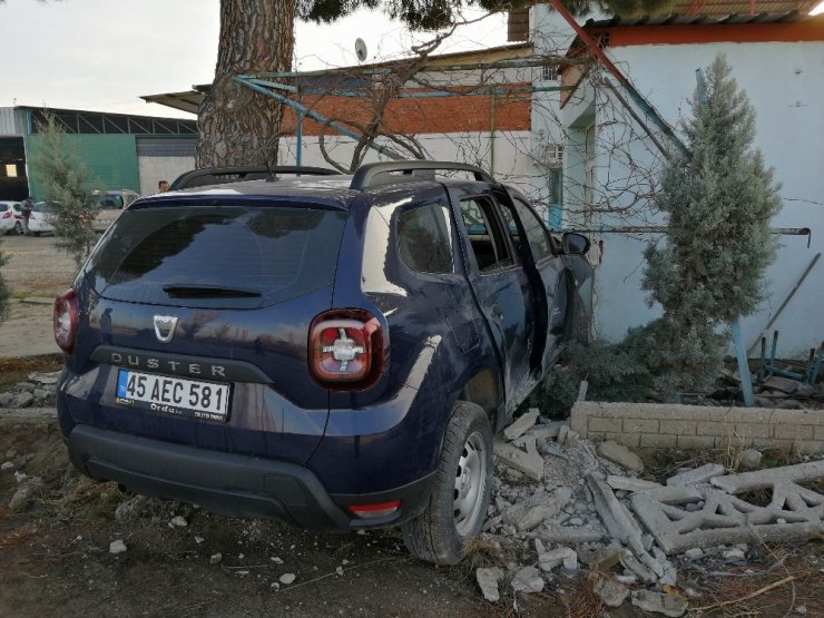 Manisa’da otomobil bekçi kulübesine çarptı: 3 yaralı