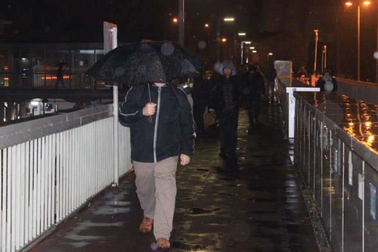 İstanbul’da sağanak yağış etkili oldu
