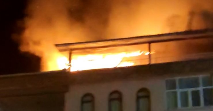 5 katlı apartmanın çatı katında çıkan yangın korkuttu