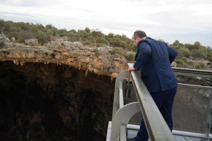 Bakan Varank, Cehennem Obruğu seyir terasını ziyaret etti, öz çekim yaptı
